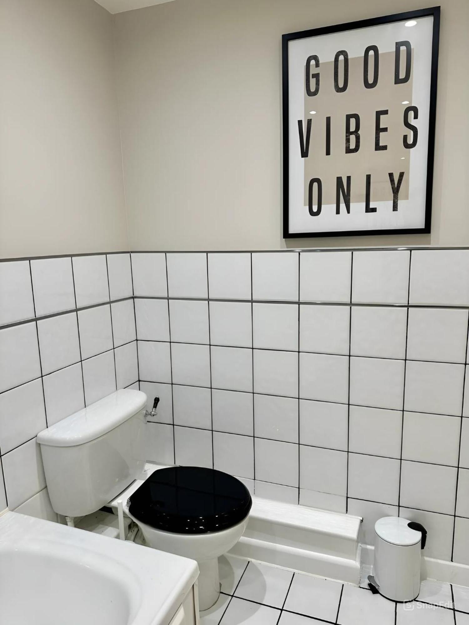Modern With Free Parking. Located In York's Historical Building Apartment