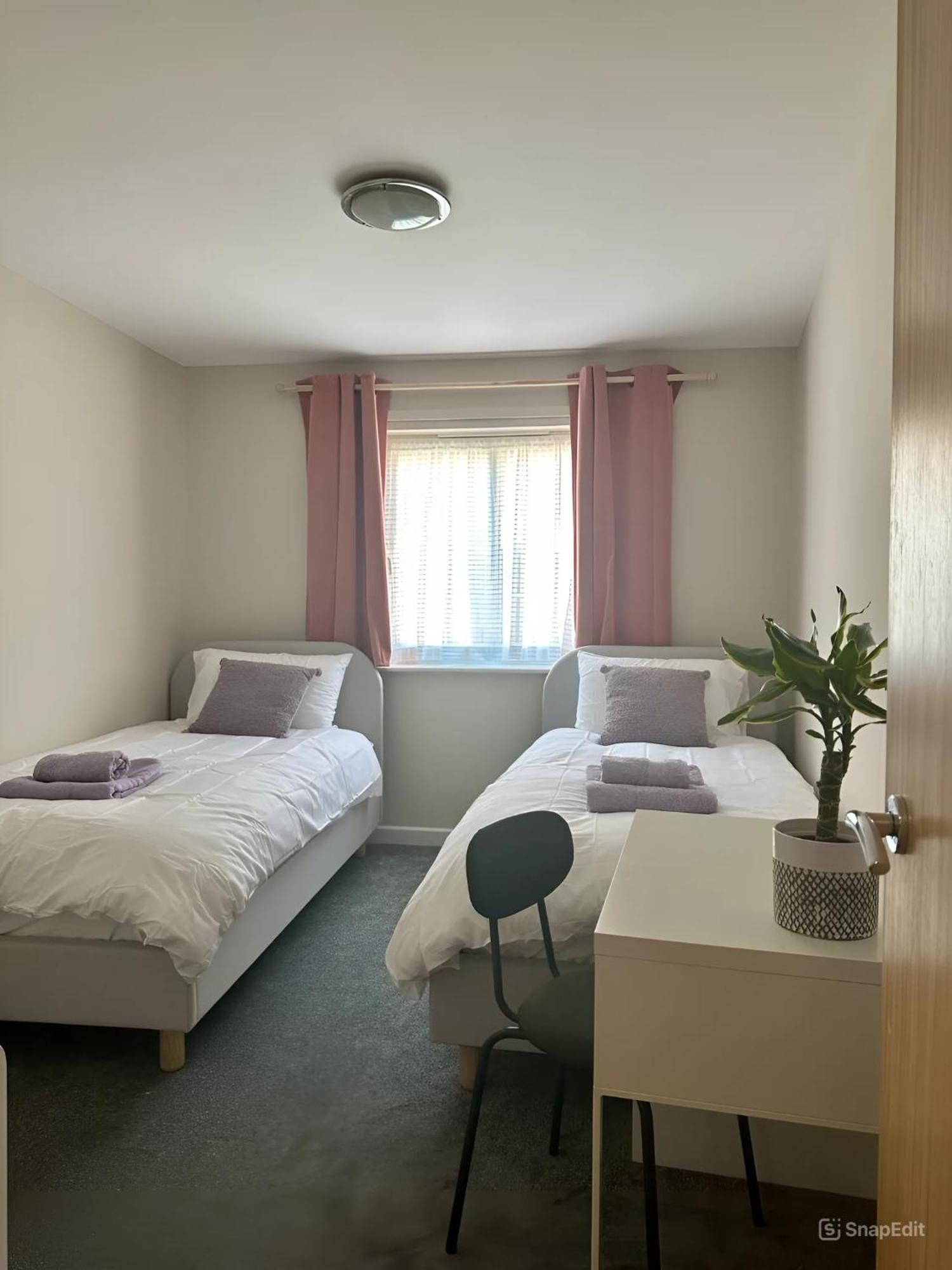Modern With Free Parking. Located In York's Historical Building *